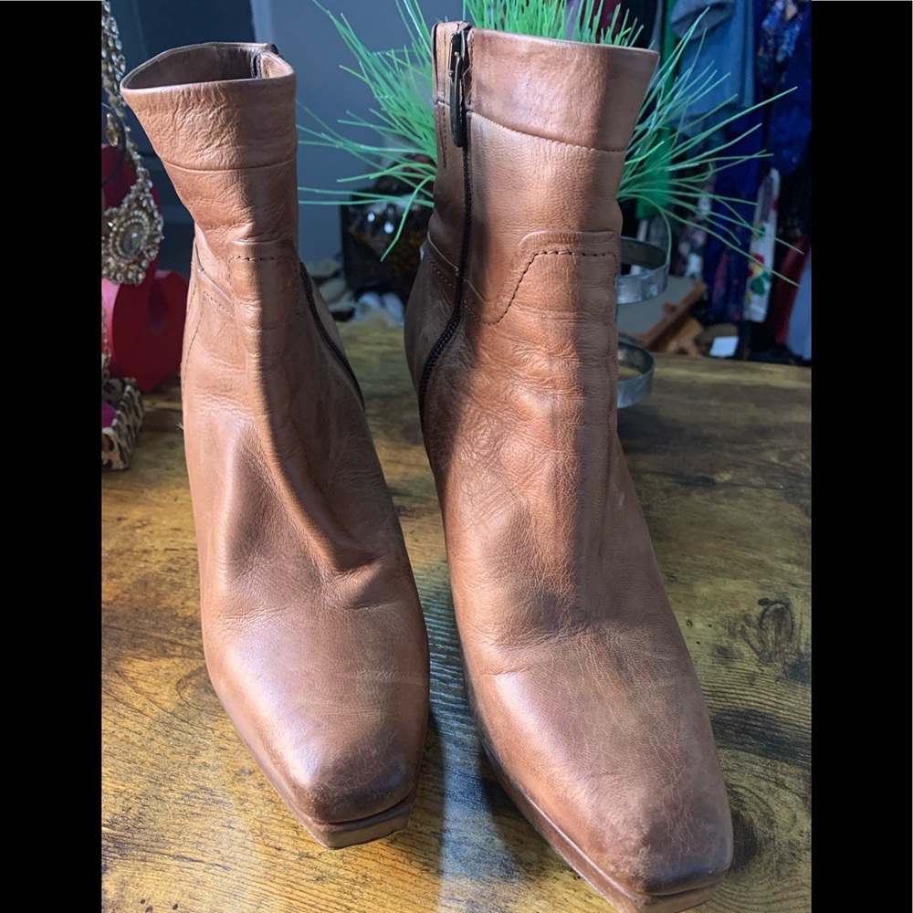 Donald J Pliner  leather Ankle boat